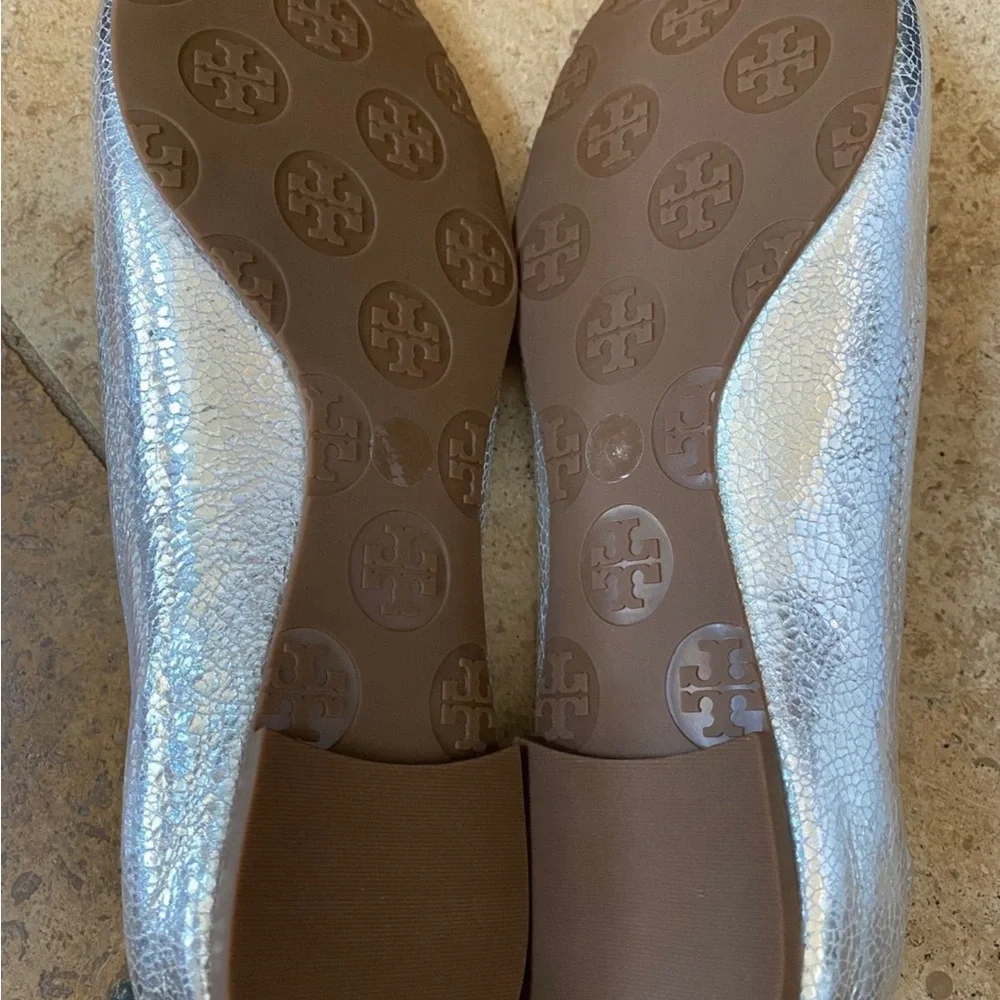 Tory Burch Reva Ballet Flats Silver Crackle Leather Size 5 RARE NWOT NOT WORN - Picture 9 of 15
